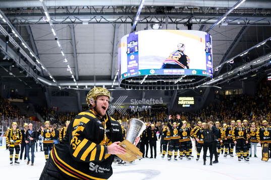 Skellefteås målvakt Linus Söderström jublar med pokalen