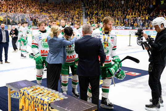 Rögles spelare får sina medaljer