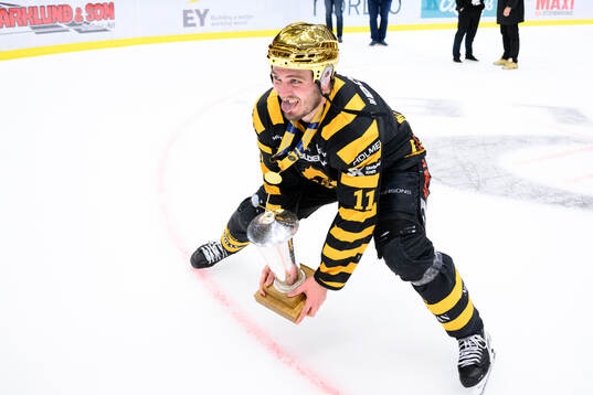 Skellefteås Max Lindholm jublar med pokalen