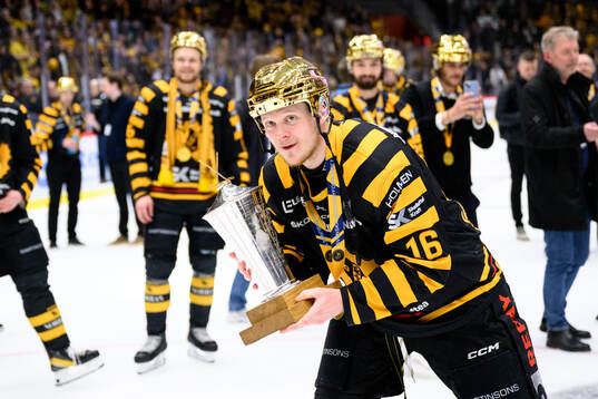 Skellefteås Linus Lindström jublar med pokalen