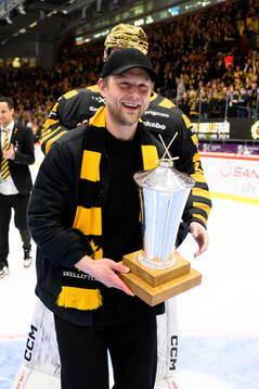 Skellefteås Oscar Möller jublar med pokalen