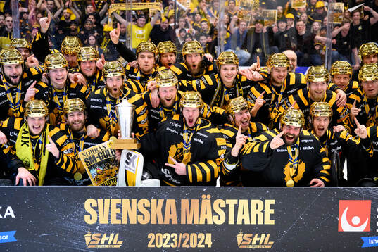 Skellefteås spelare jublar med pokalen