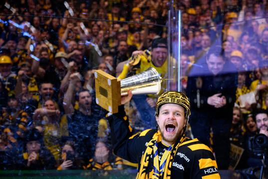 Skellefteås Måns Forsfjäll jublar med pokalen