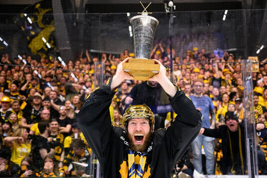 Skellefteås Petter Granberg jublar med pokalen