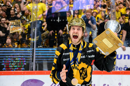 Skellefteås Jonathan Pudas jublar med pokalen