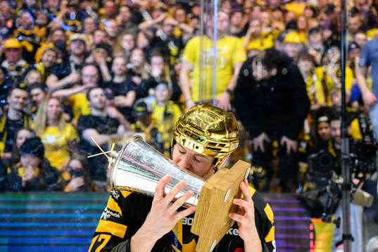 Skellefteås Pär Lindholm jublar med pokalen