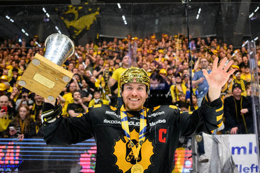 Skellefteås Pär Lindholm jublar med pokalen