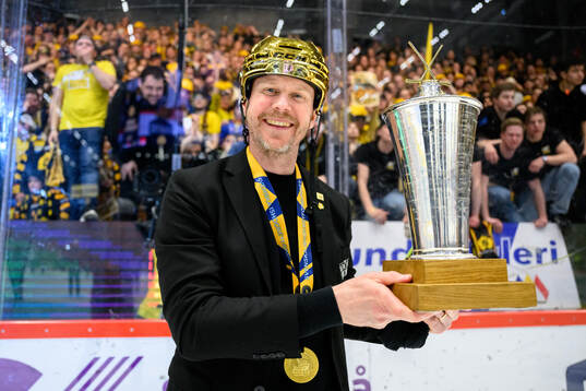 Skellefteås tränare Robert Ohlsson jublar med pokalen