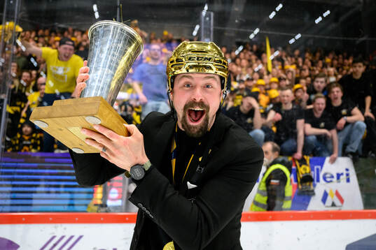 Skellefteås assisterande tränare Pierre Johnsson jublar