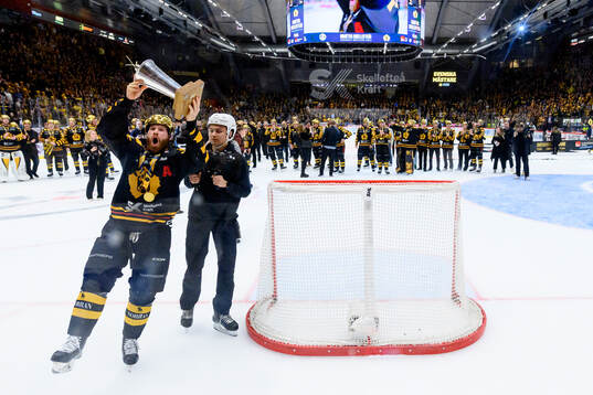 Skellefteås Petter Granberg jublar med pokalen