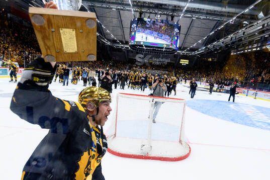 Skellefteås Pär Lindholm jublar med pokalen