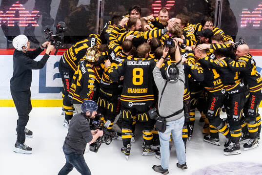Skellefteås spelare jublar på slutsignal