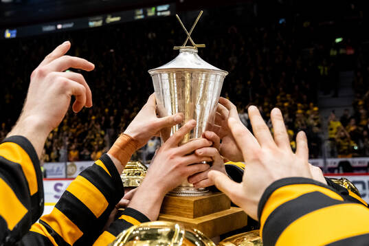 Skellefteås spelare jublar med LeMat pokalen