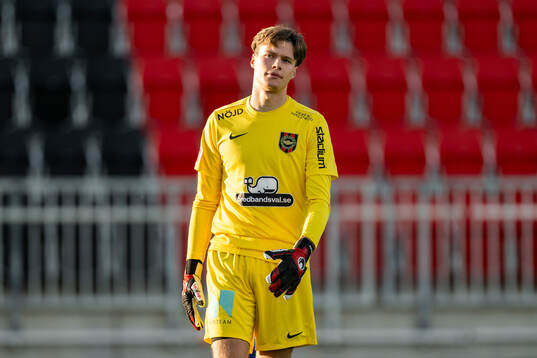 Brommapojkarnas målvakt Filip Sidklev deppar