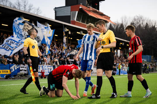 IFK Göteborgs Laurs Skjellerup  får en varning av Domare