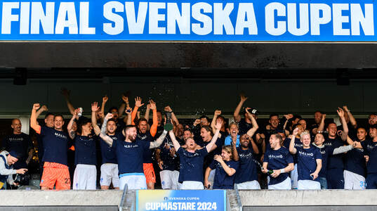 Malmö FFs spelare jublar med pokalen