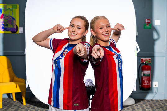Malin Dalsgård and Linnea Moen of the Norwegian U17