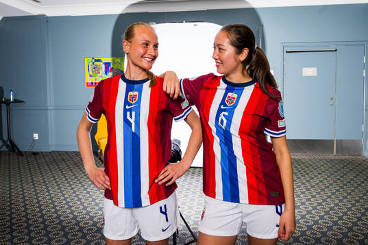 Josefine Lefdal and Henny Thorallsson of the Norwegian U17