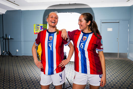 Josefine Lefdal and Henny Thorallsson of the Norwegian U17