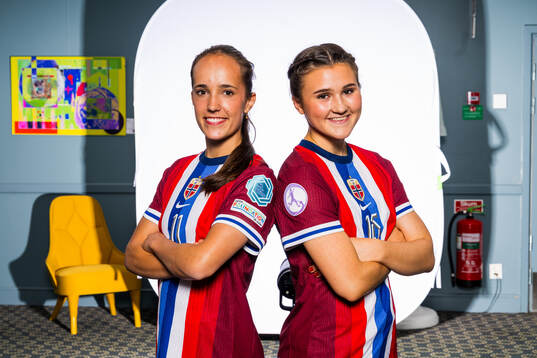 Estella Turflinger and Selma Jordfald of the Norwegian U17