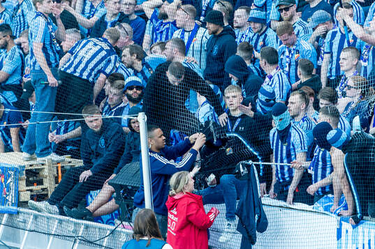 Matchen avbruten på grund av hål i säkerhetsnätet i