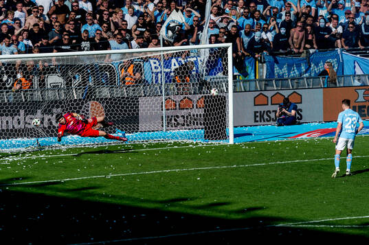 Malmö FFs Lasse Berg Johnsen sätter avgörande straffen