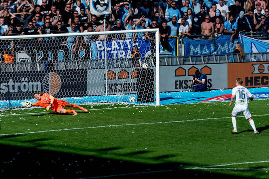 Malmö FFs målvakt Johan Dahlin och Djurgårdens Tobias