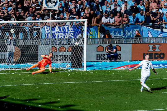 Malmö FFs målvakt Johan Dahlin och Djurgårdens Marcus