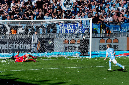 Malmö FFs Anders Christiansen sätter straff