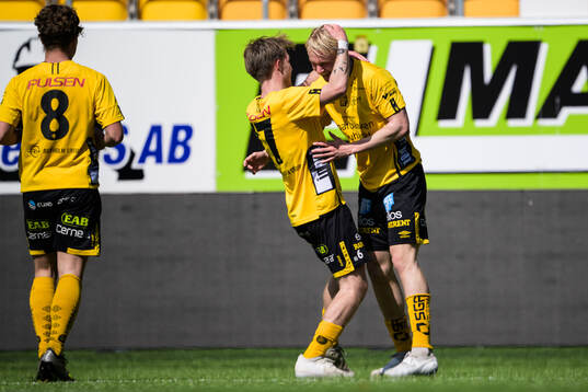 Elfsborgs Theo Eliasson och Felix Älverdal jublar