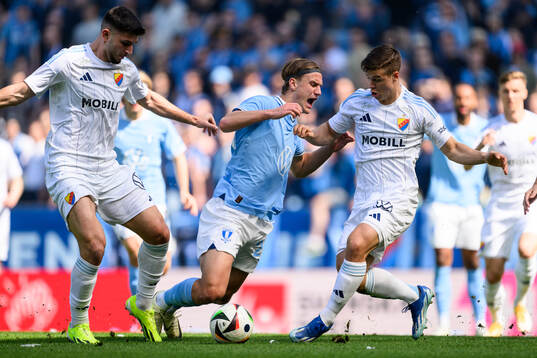Djurgårdens Besard Sabovic och Samuel Dahl mot Malmö FFs