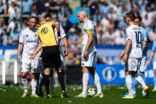 Djurgårdens Marcus Danielson och Domare Adam Ladebäck