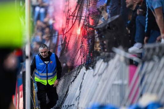 Djurgårdens supportrar bränner skyddsnätet med bengaler