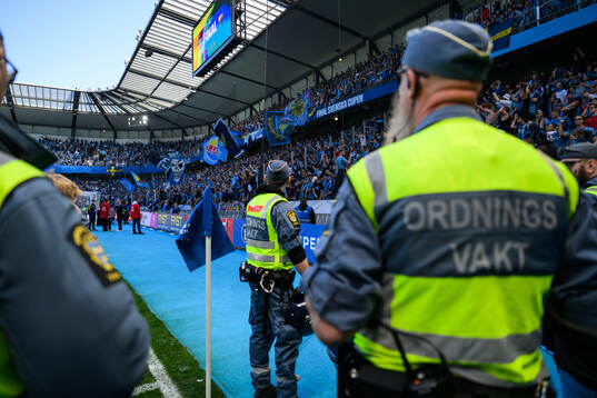 Ordningsvakter framför Djurgårdens supportrar