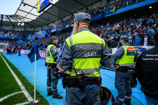 Ordningsvakter framför Djurgårdens supportrar