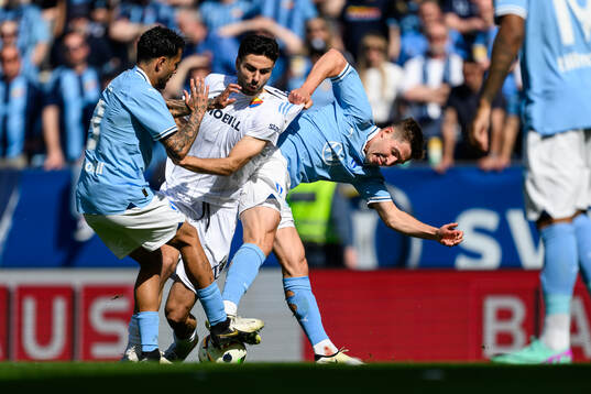 Malmö FFs Sergio Pena Flores och Lasse Berg Johnsen mot