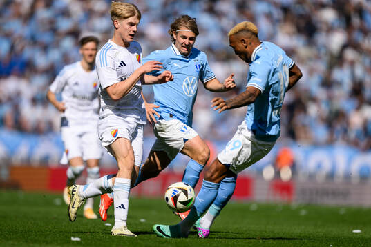 Djurgårdens Lucas Bergvall mot Malmö FFs Sebastian Nanasi