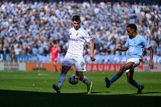 Djurgårdens Besard Sabovic och Malmö FFs Taha Abdi Ali
