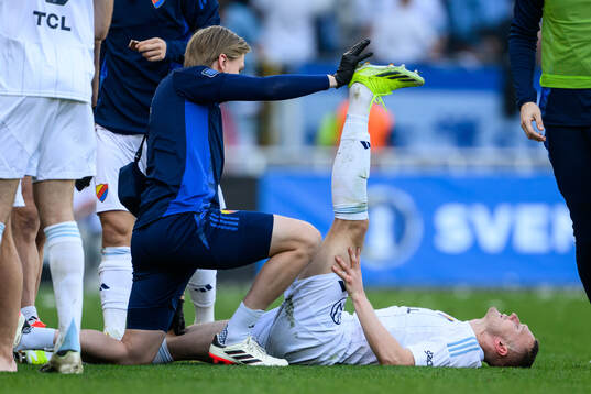 Djurgårdens Piotr Johansson stretchar