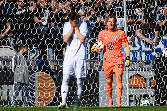 Djurgårdens Haris Radetinac deppar och Malmö FFs målvakt