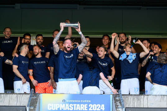 Malmö FFs Pontus Jansson lyfter pokalen