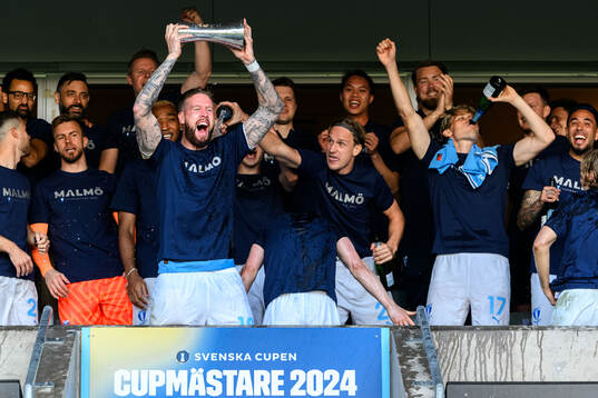 Malmö FFs spelare jublar med pokalen