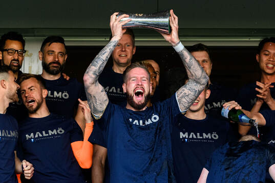 Malmö FFs Pontus Jansson jublar med pokalen