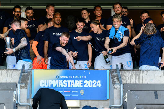 Malmö FFs spelare jublar med pokalen
