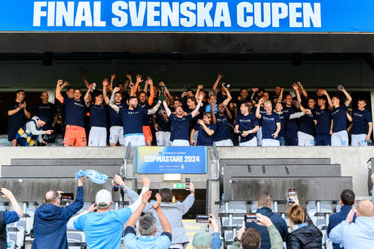 Malmö FFs spelare jublar med pokalen