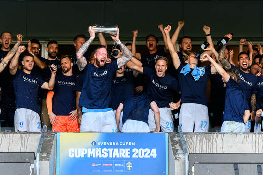 Malmö FFs spelare jublar med pokalen