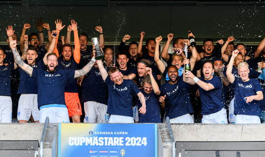 Malmö FFs spelare jublar med pokalen