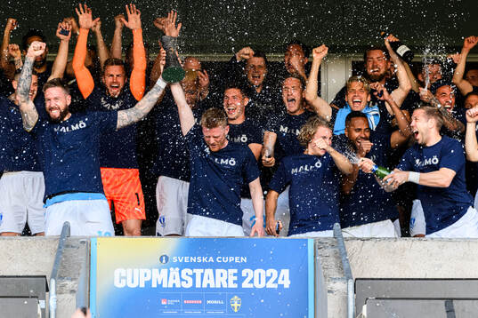 Malmö FFs spelare jublar med pokalen
