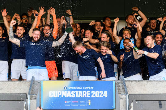 Malmö FFs spelare jublar med pokalen