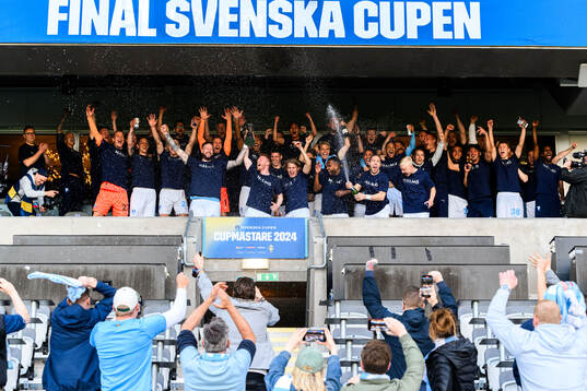 Malmö FFs spelare jublar med pokalen